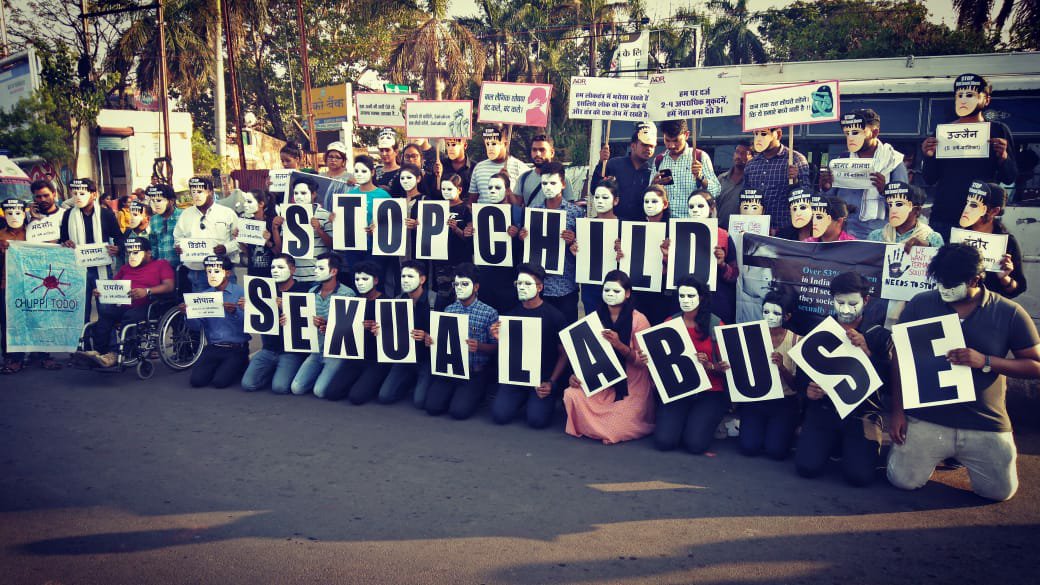 बच्चों के लैंगिक शोषण के खिलाफ युवाओं ने बोर्ड आफिस चौराहे पर मुखौटे लगाकर, चेहरे रंगकर और काले कपड़ों में जताया विरोध | New India Times