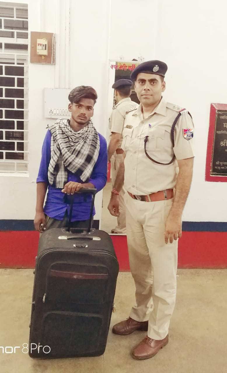 आरपीएफ उप निरीक्षक ने ट्रेन में छूटा बैग यात्री को लौटाया वापस | New India Times