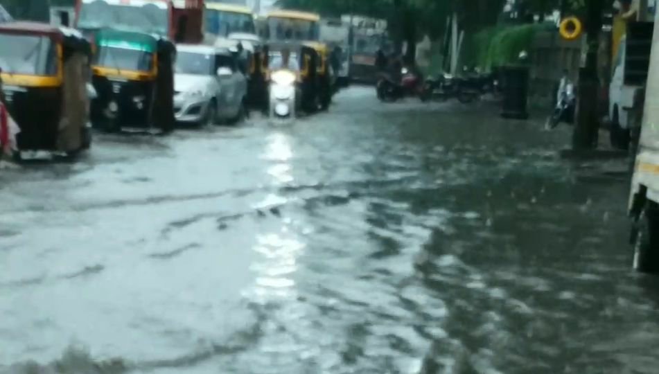पहली ही बारिश में भिवंडी हुआ पानी पानी, जनजीवन अस्त-व्यस्त, सड़कों पर पानी जमा होने से ट्रैफिक जाम | New India Times