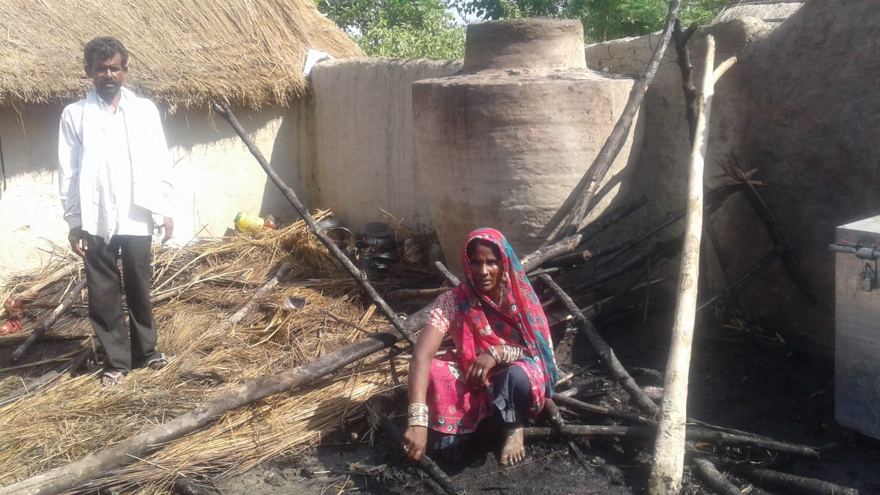 शार्ट सर्किट से लगी झोपड़ी में आग, सारा सामान जलकर राख | New India Times
