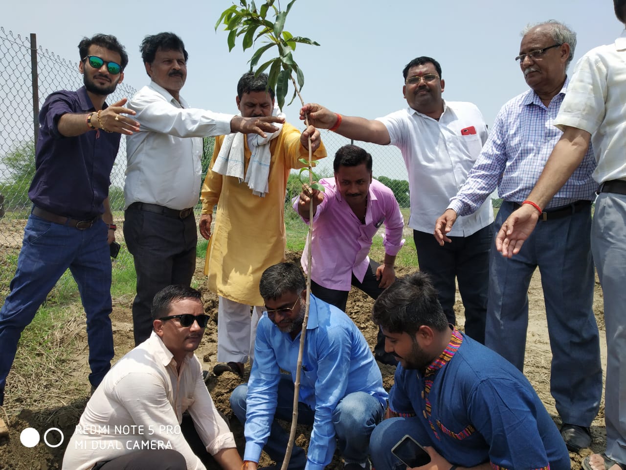 ग्वालियर रेंज के पुलिस महानिरीक्षक श्री राजा बाबू सिंह ने वृहद पौधरोपण अभियान के तहत अपने पैतृक गांव से की पौधारोपण की शुरुआत | New India Times