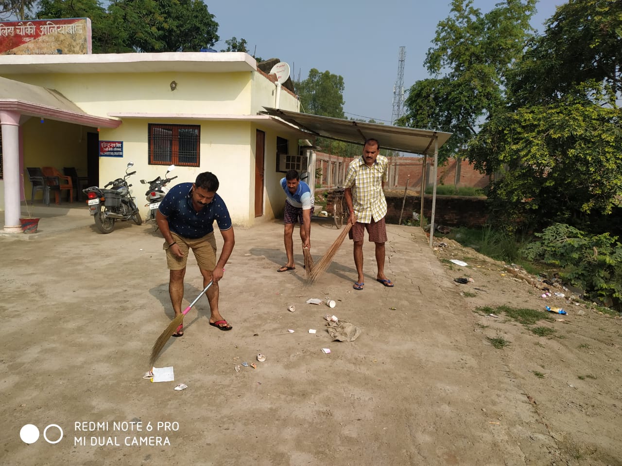 स्वच्छता के संबंध में सदैव तत्पर रहते हैं चौकी इंचार्ज बृजेंद्र नाथ मिश्रा | New India Times