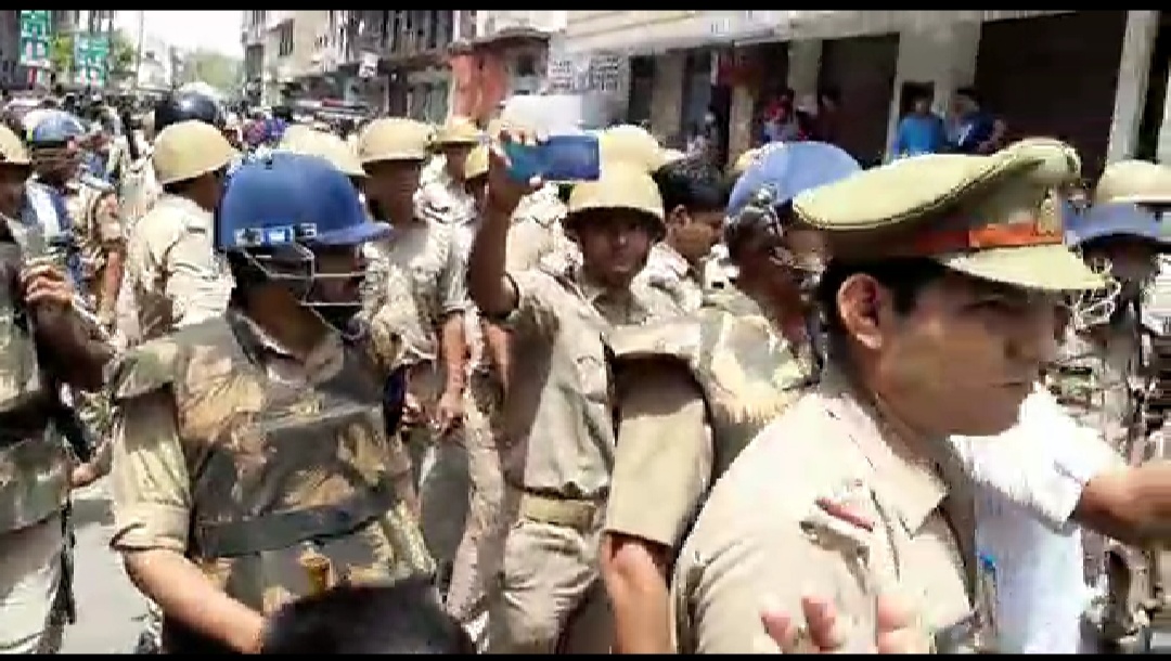 आगरा में माॅब लिंचिंग के खिलाफ विरोध प्रदर्शन कर कलेक्टर को ज्ञापन देने जा रहे लोगों पर पुलिस ने किया लाठीचार्ज, कुछ अराजक तत्वों ने माॅब लिंचिंग का विरोध कर रहे लोगों पर किया पथराव, बड़ी संख्या में पुलिस बल तैनात | New India Times