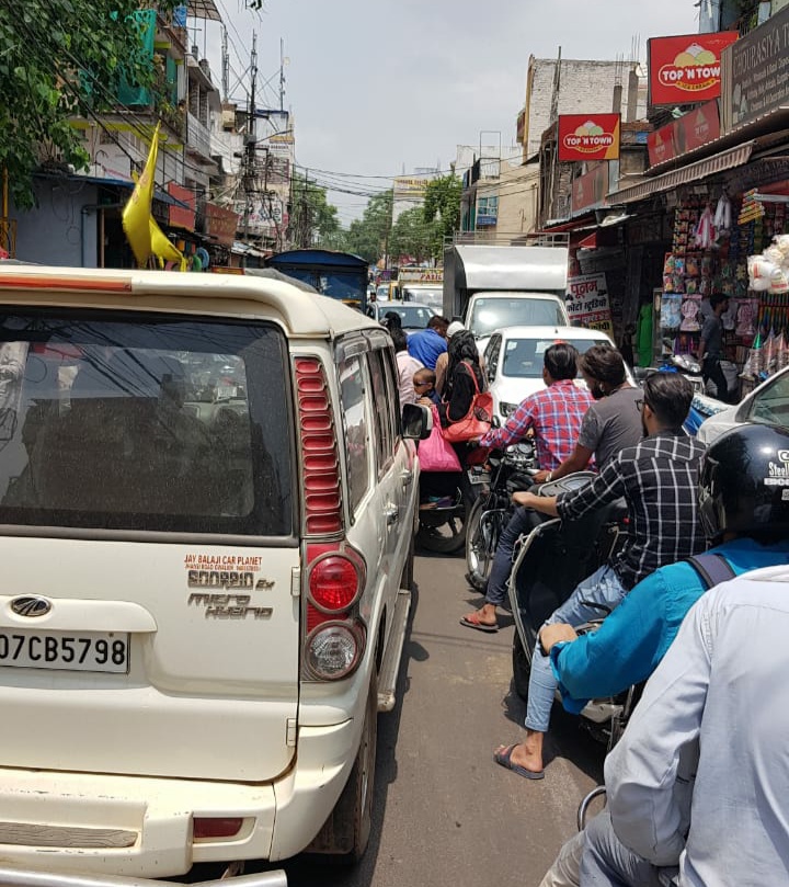 अवैध पार्किंग में खड़े वाहन हटाने के लिए यातायात पुलिस के पास नहीं हैं क्रेन, जगह-जगह चेकिंग अभियान में चालान काट गुज़ार रहे हैं अपना समय | New India Times