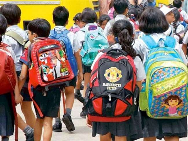 नहीं हुआ बस्तों का बोझ कम, दुख रहे हैं स्कूली बच्चों के कंधे | New India Times