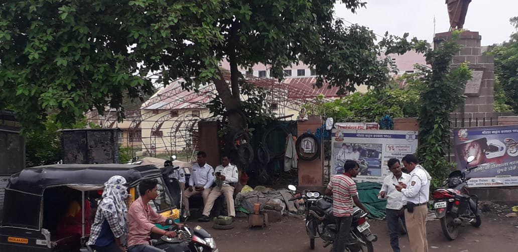 अकोला शहर में चरमराई यातयात व्यवस्था, जाम से नागरिक परेशान | New India Times