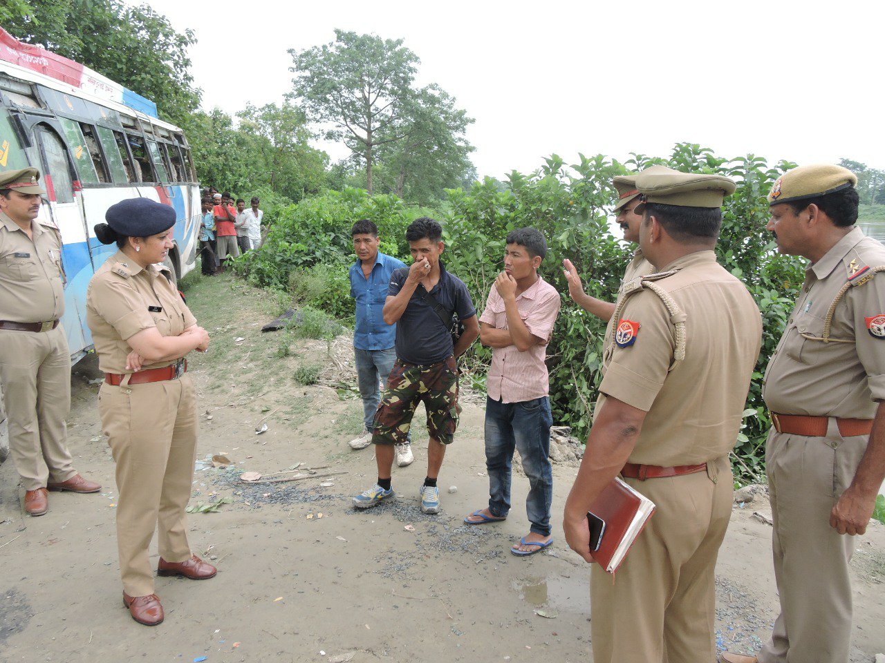 शिमला से नेपाल जा रही बस शारदा नहर में गिरी, सभी यात्रियों को पुलिस ने निकाला सुरक्षित बाहर | New India Times