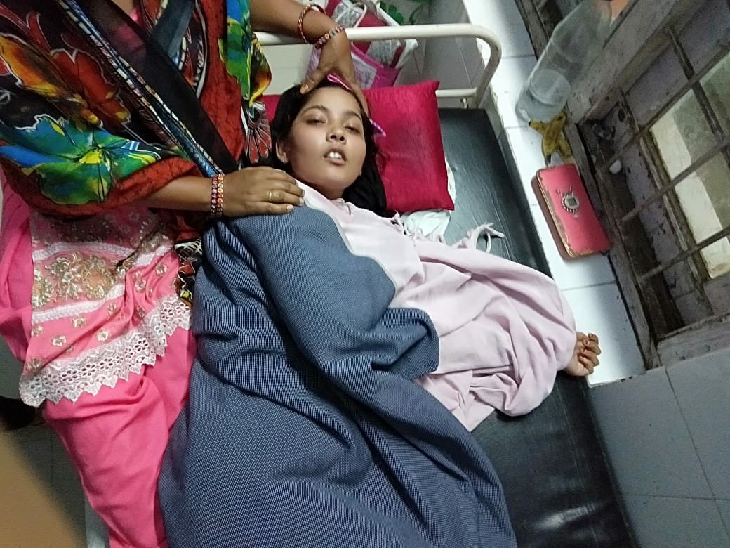 झाँसी ज़िला चिकित्सालय के महिला सजिर्कल वार्ड में मौत का खौफ़: कल रात्रि को मरीजों को इजेक्शन लगाने के बाद हुई कई मरीजों की हालत गम्भीर, परिजनों ने लगाए ग़लत इंजेक्शन लगाने के आरोप | New India Times