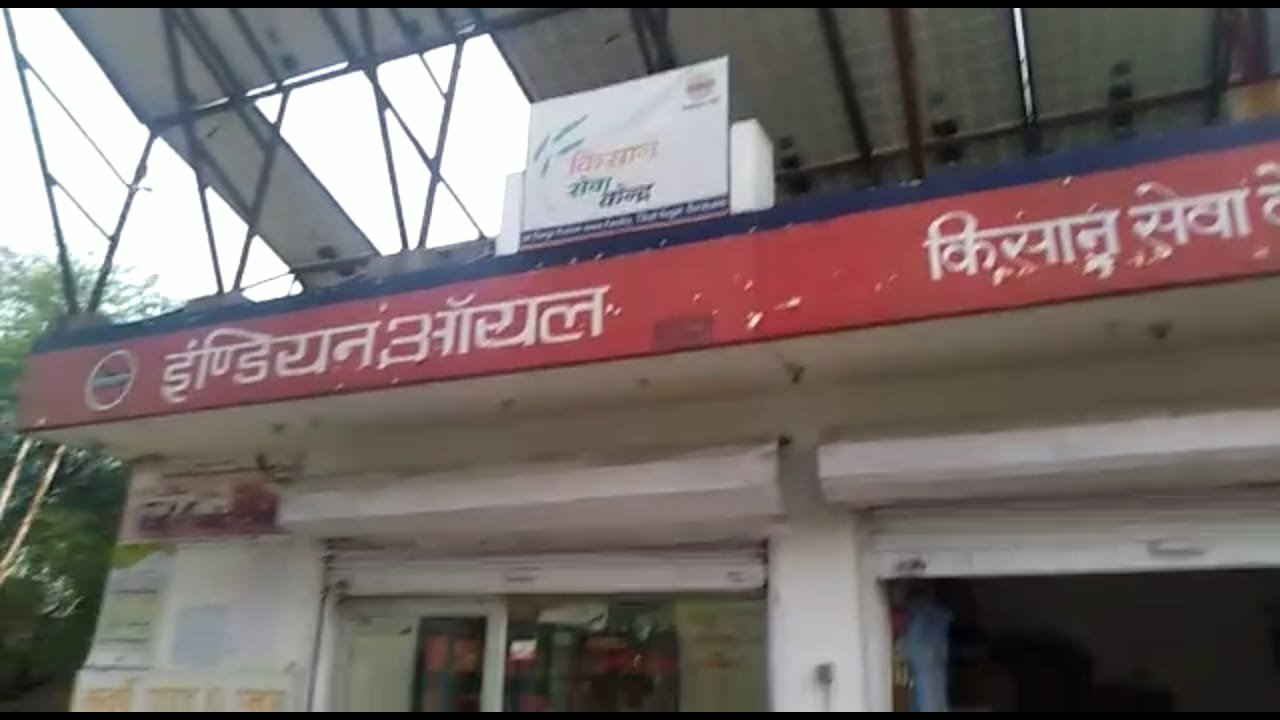 बाराबंकी जिले में नो हेलमेट नो पेट्रोल के नियमों को ताख पर रखकर धड़ल्ले से दिया जा रहा है पेट्रोल | New India Times