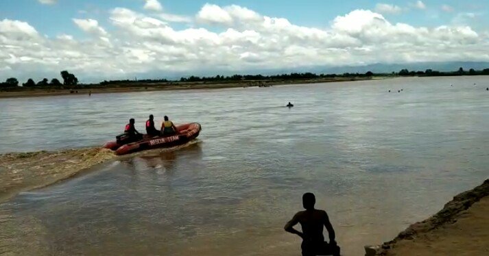 धान रोपाई करने जा रहे किसानों की नाव पलटी, हादसे में वृद्धा की डूबकर मौत, 16 लोगों को रेस्क्यू टीम ने बचाया, दो की तलाश जारी | New India Times