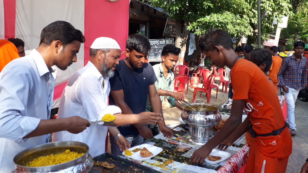 एकता का राज चलेगा, हिन्दू मुस्लिम साथ चलेगा: कांवरिया बंधुओं के सेवा हेतु विशाल भंडारे का हुआ आयोजन | New India Times