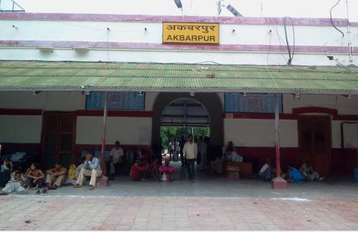 रेलवे प्रशासन की लापरवाही का शिकार है अकबरपुर रेलवे स्टेशन, यात्रियों को नहीं मिल पा रही हैं उचित सुविधाएं | New India Times