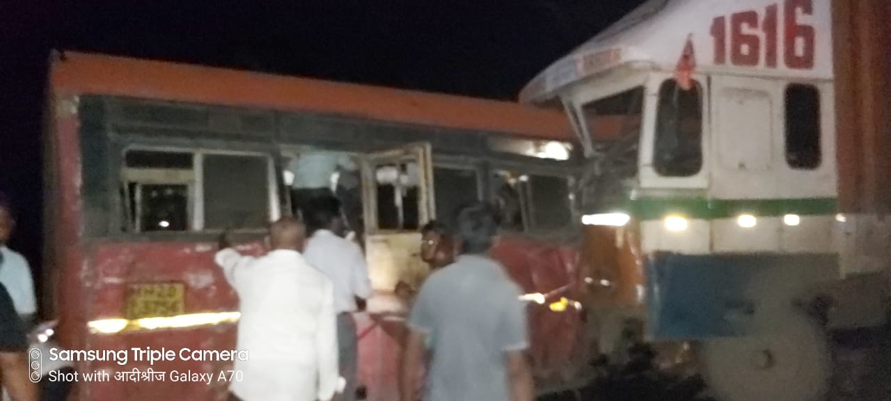 महाराष्ट्र के धुले में बस और ट्रक में आमने-सामने से हुई जबरदस्त टक्कर, 15 लोगों की मौत, 35 यात्री घायल | New India Times