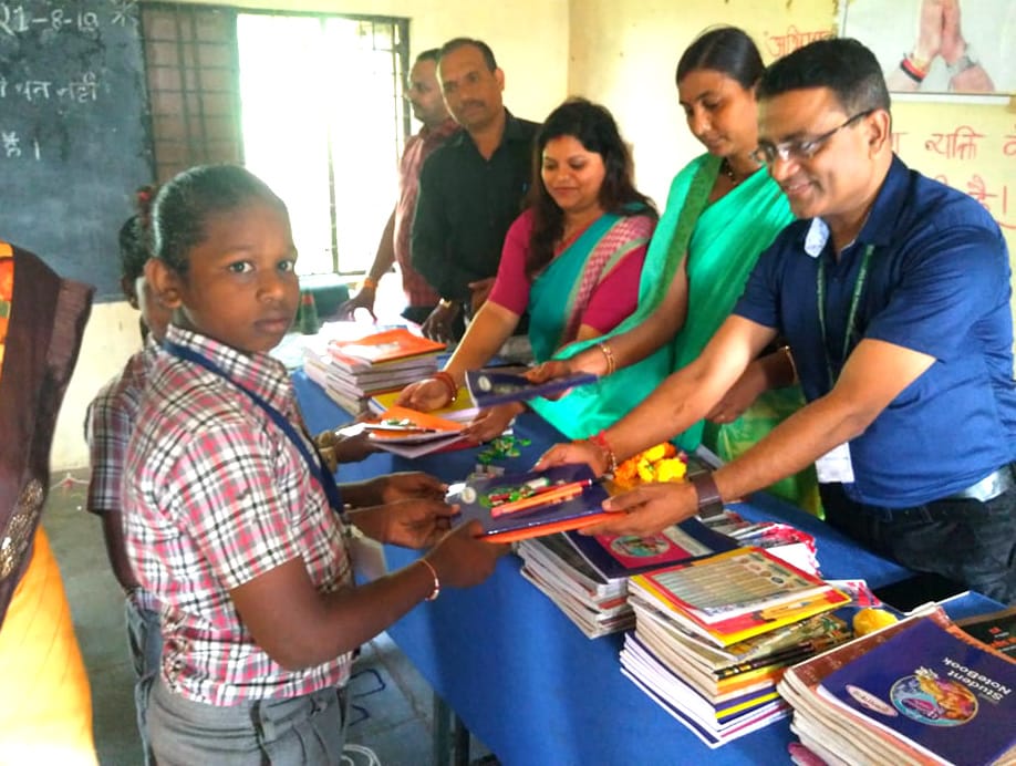 सूर्योदय परिवार द्वारा निःशुल्क संचालित स्कूल में बच्चों को पाठ्य सामग्री का हुआ वितरण | New India Times