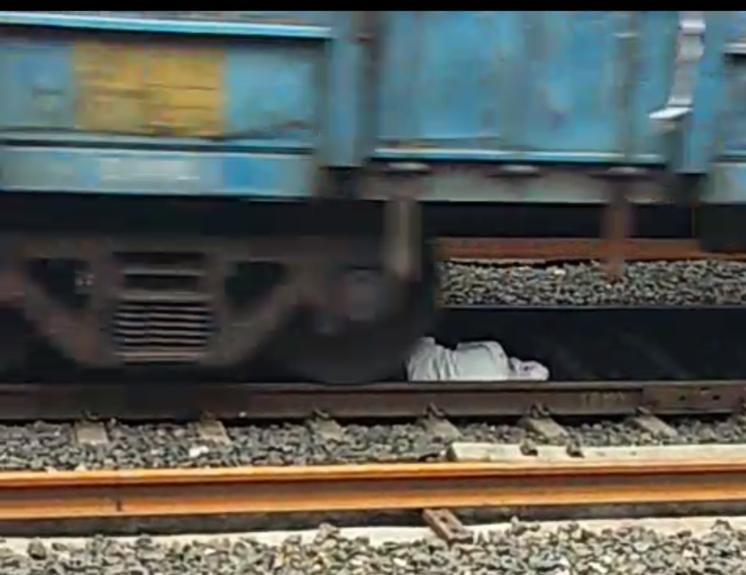 जाको राखे साइयां मार सके ना कोय: मालगाड़ी ट्रेन ऊपर से गुजर जाने के बाद भी बुजुर्ग व्यक्ति को नहीं आई खरोंच | New India Times