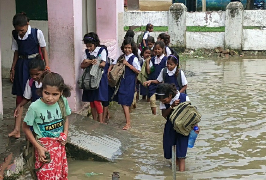 विद्यालय बना तलाब, बच्चे परेशान, जिम्मेदार बने हुए हैं उदासीन | New India Times