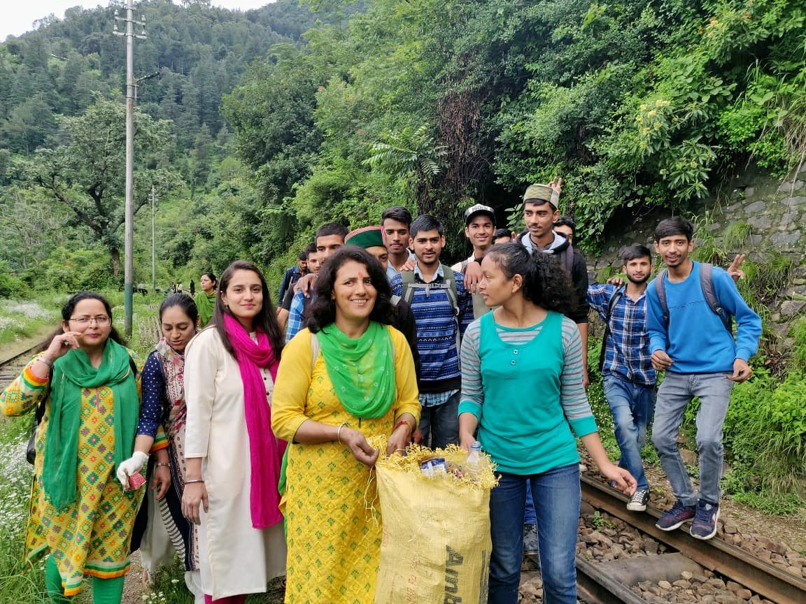 कंडाघाट रेलवे स्टेशन पर राजकीय महाविद्यालय कंडाघाट के सौजन्य से सहज ईको कैंप की ओर से किया गया पौधारोपण व साफ-सफाई | New India Times