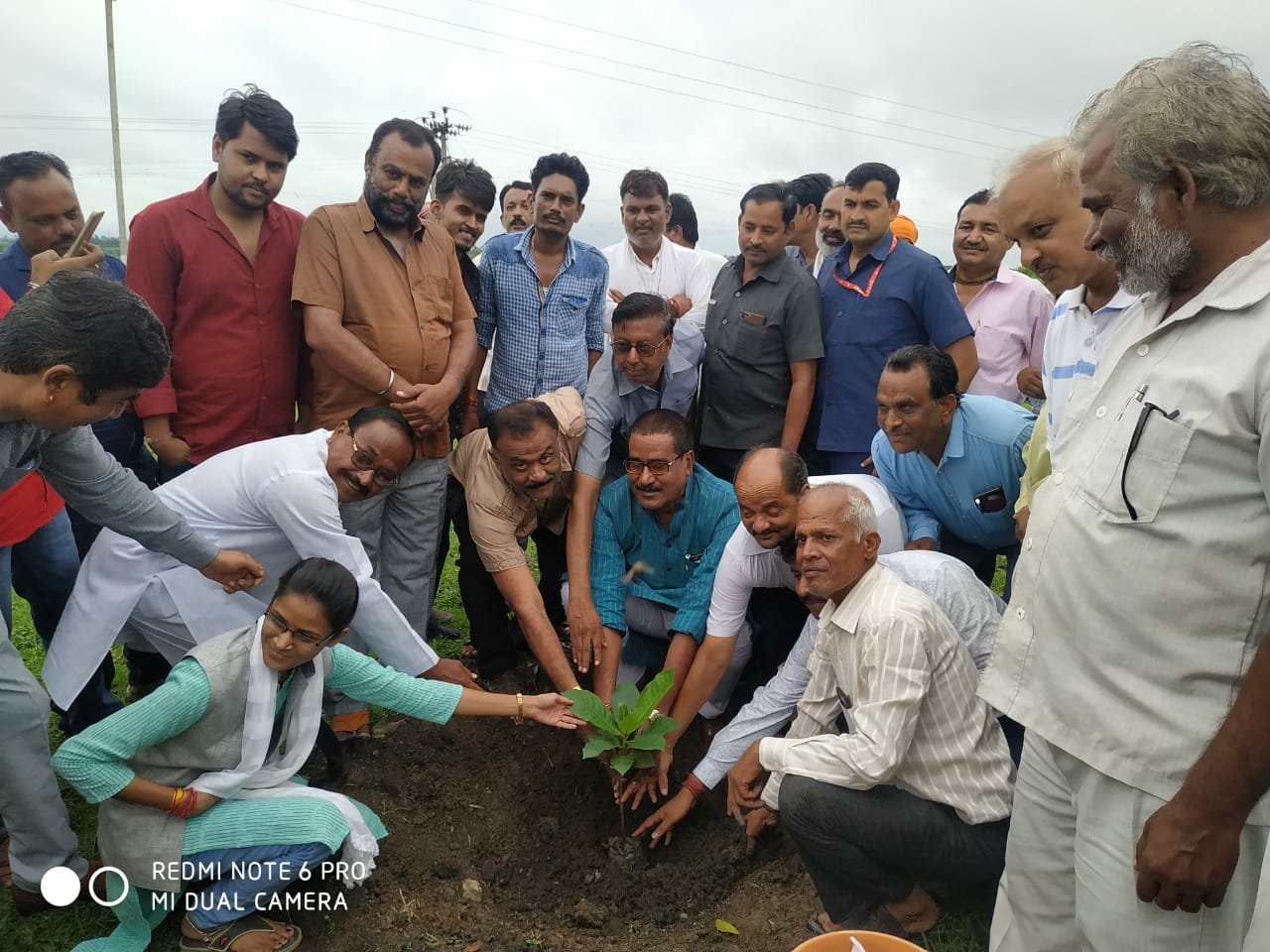 कैबिनेट मंत्री हर्ष यादव की उपस्थिति में लोक निर्माण विभाग द्वारा देवरी के रेस्टहाउस में किया गया वृक्षारोपण | New India Times