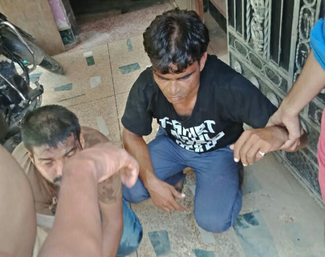 महिला के गले से चेन खींच कर भाग रहे दो चेन स्नैचर्स रंगे हाथों गिरफ्तार | New India Times