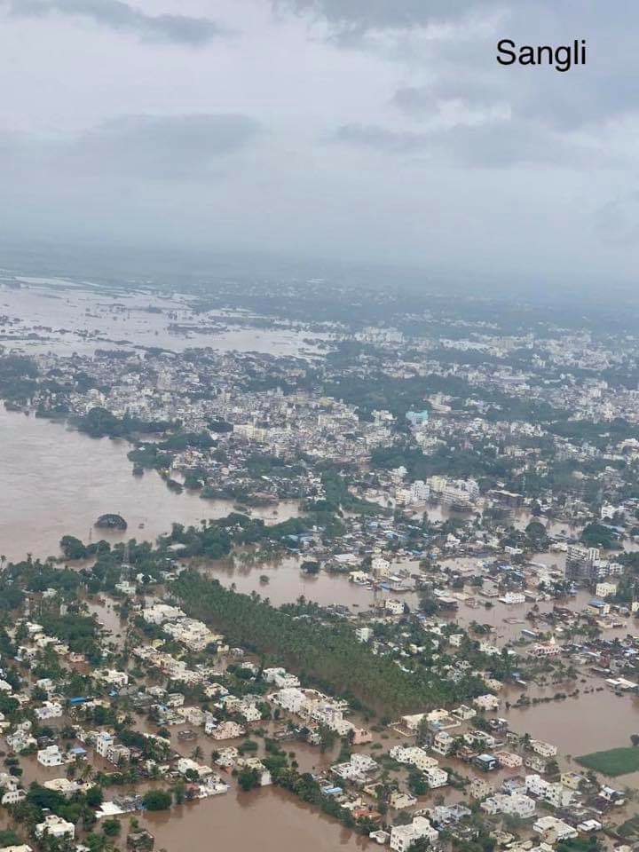कोल्हापुर - सांगली में बाढ का प्रकोप: बाढ़ के कहर से मचा हाहाकार, मंत्री गिरीश महाजन के वाटर पिकनिक अंदाज से सरकार की हुई किरकिरी | New India Times