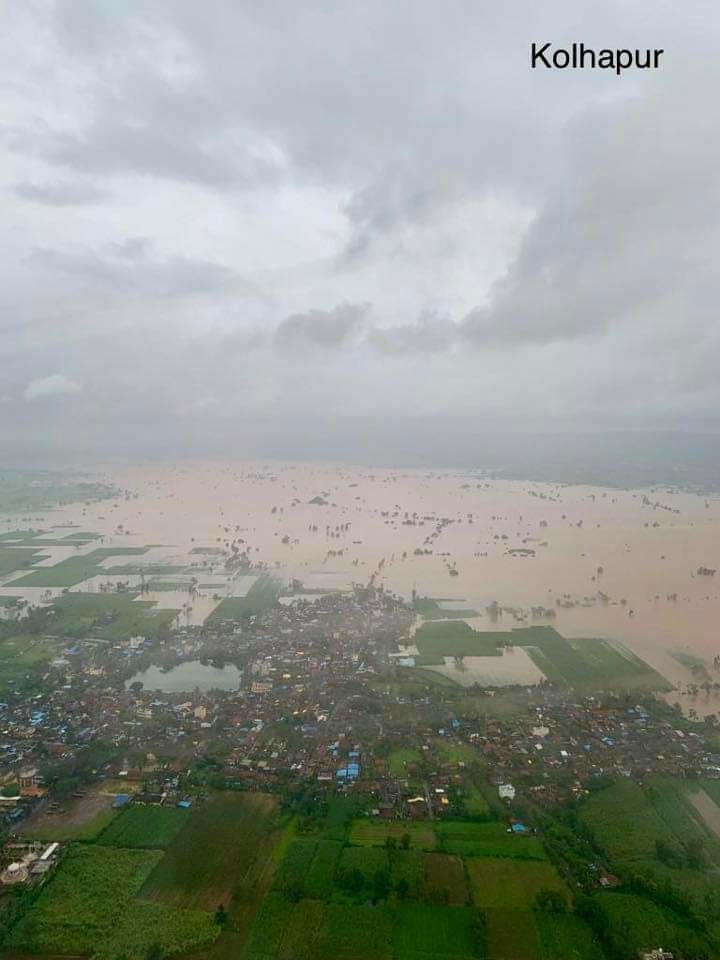 कोल्हापुर - सांगली में बाढ का प्रकोप: बाढ़ के कहर से मचा हाहाकार, मंत्री गिरीश महाजन के वाटर पिकनिक अंदाज से सरकार की हुई किरकिरी | New India Times