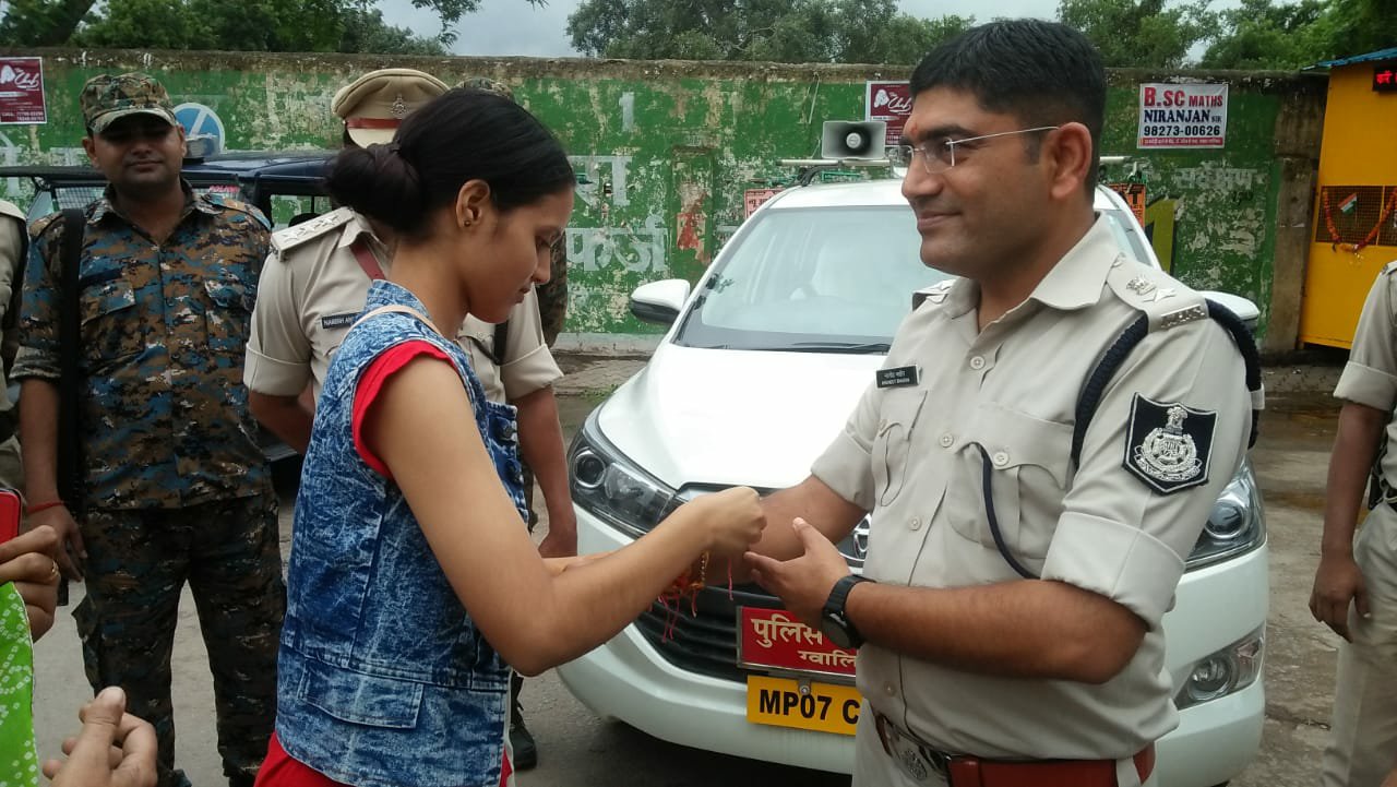 राह चलती एक युवती ने ग्वालियर के पुलिस अधीक्षक श्री नवनीत भसीन को बांधी राखी | New India Times