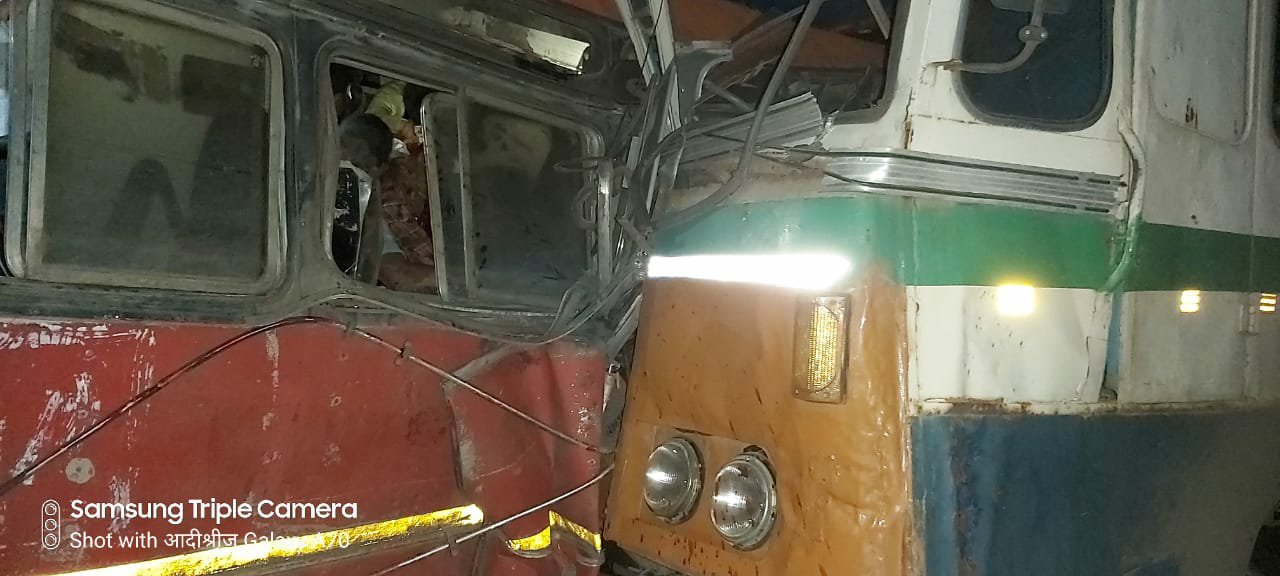 महाराष्ट्र के धुले में बस और ट्रक में आमने-सामने से हुई जबरदस्त टक्कर, 15 लोगों की मौत, 35 यात्री घायल | New India Times