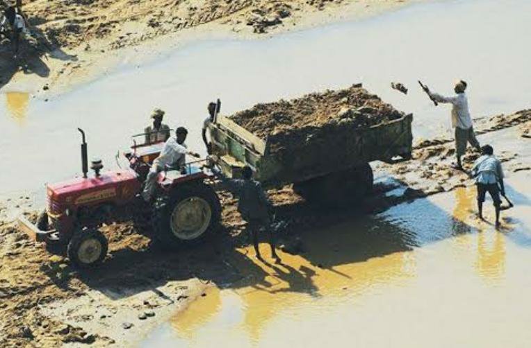 अधिकारियों व स्थानीय नेताओं से सांठगांठ कर रेत माफिया कर रहे हैं अवैध रेत उत्खनन | New India Times