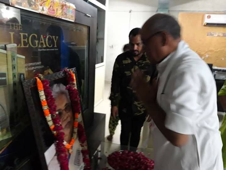 पूर्व मुख्यमंत्री दिग्विजय सिंह ने ग्वालियर में कांग्रेसी नेता राजेन्द्र सिंह नाती से भेंट कर उनके माता जी को दी श्रद्धांजलि | New India Times