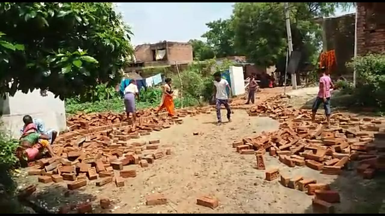 ग्राम प्रधान द्वारा लगवाया गया खड़ंजा दबंगों ने उखाड़ा | New India Times