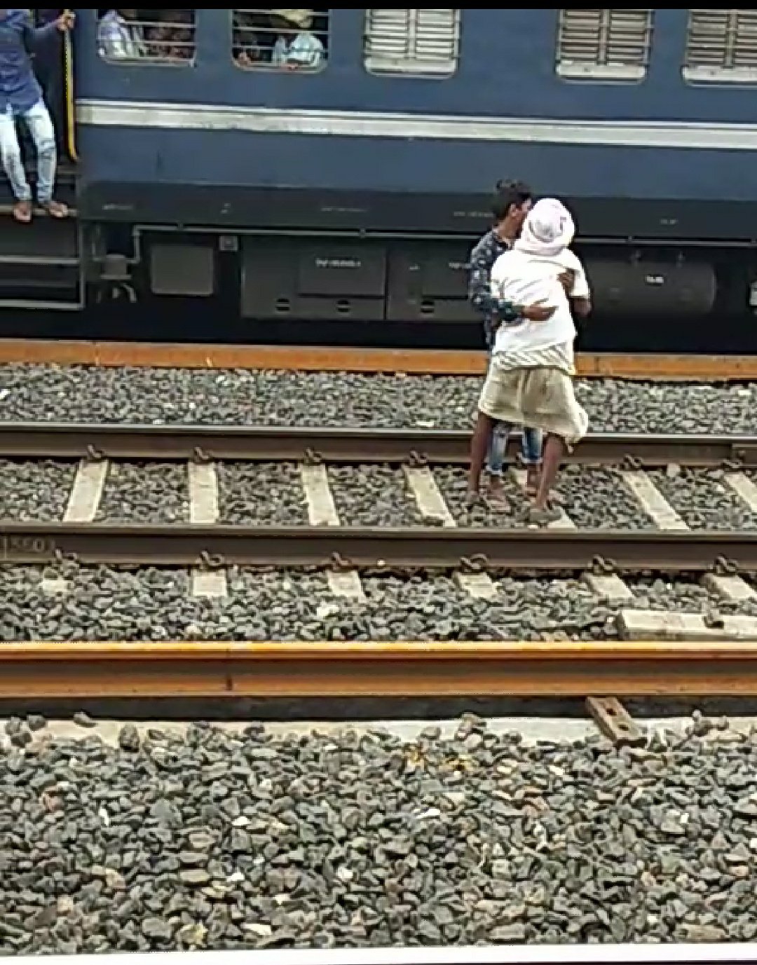 जाको राखे साइयां मार सके ना कोय: मालगाड़ी ट्रेन ऊपर से गुजर जाने के बाद भी बुजुर्ग व्यक्ति को नहीं आई खरोंच | New India Times