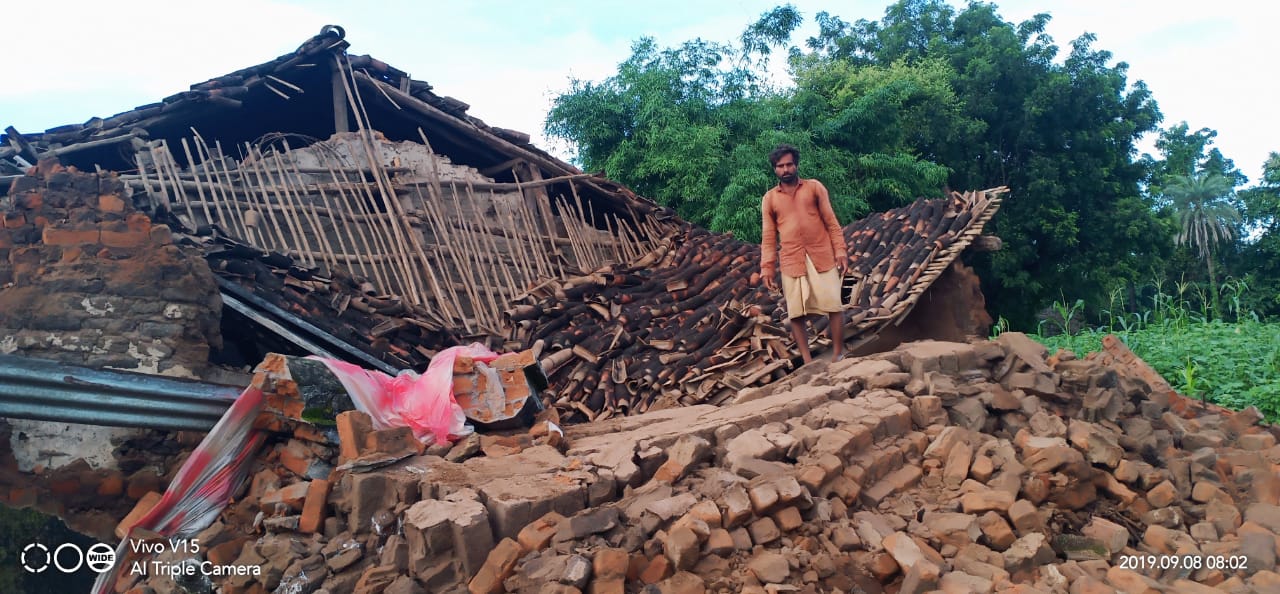 आधी रात को तेज बारिश के कारण गिरा मकान, सो रहा परिवार बाल-बाल बचा | New India Times