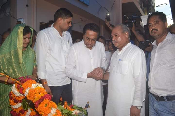 मुख्यमंत्री श्री कमलनाथ ने केन्द्रीय मंत्री श्री तोमर के निवास पर जाकर उनकी दिवंगत माता जी को दी श्रद्धांजलि | New India Times