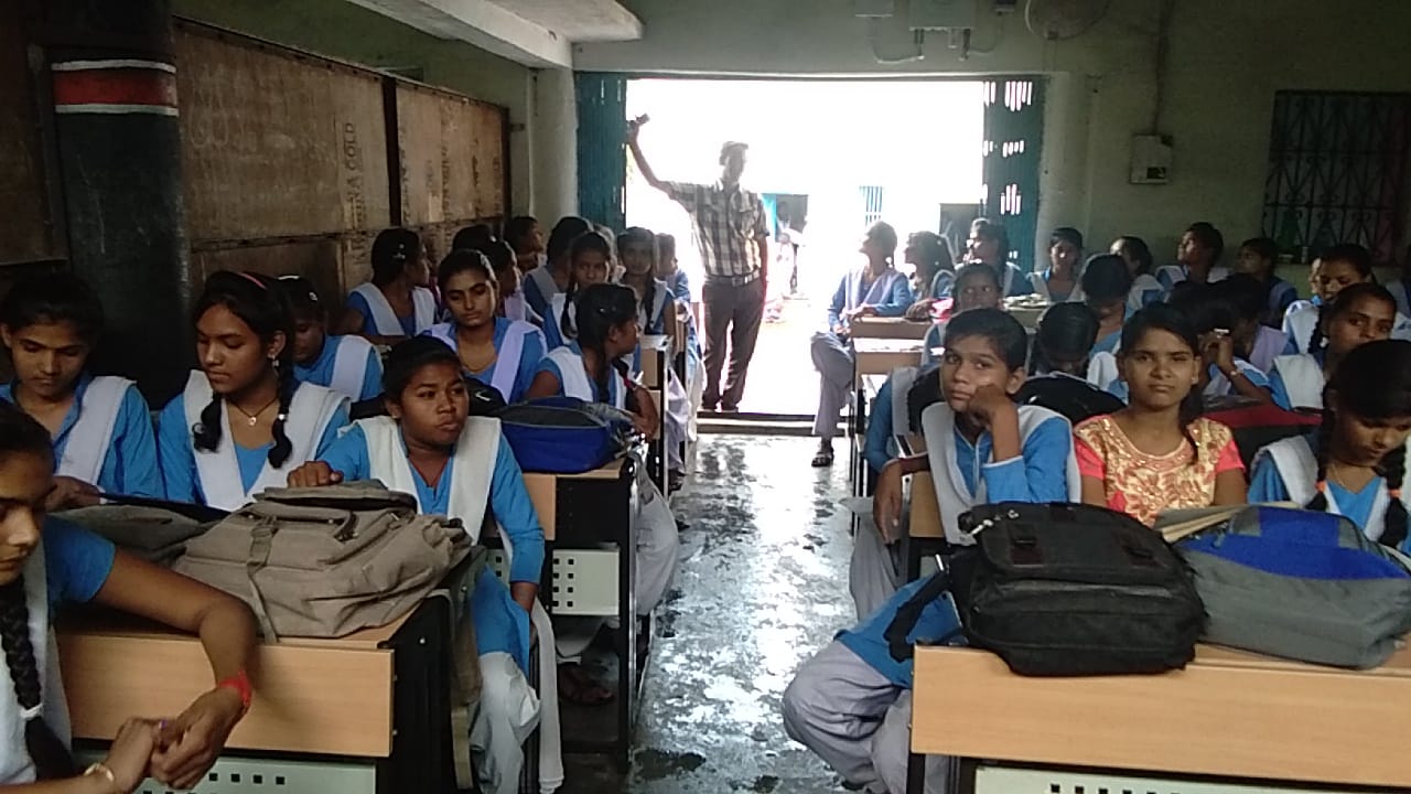 कन्या हायर सेकेण्डरी स्कूल गौरझामर कस्बे में छात्राएं शासन-प्रशासन की बेरूखी के चलते 33 वर्ष पुराने जर्जर भवन में बैठने को हैं मजबूर, स्कूल में जगह-जगह से टपक रहा है पानी | New India Times