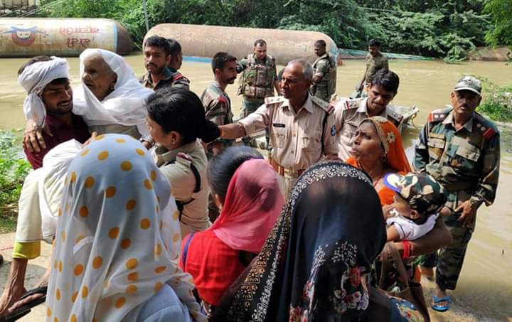 भिंड जिले में बाढ़ से घिरे गांवों में रेस्क्यू ऑपेरशन कर 1900 लोग सुरक्षित स्थानों पर पहुंचाए गये | New India Times
