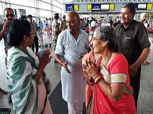 प्रधानमंत्री नरेन्द्र मोदी की पत्नी जशोदाबेन को कोलकाता एयरपोर्ट पर अचानक देख मिलने के लिए दौड़ पड़ीं मुख्यमंत्री ममता बनर्जी | New India Times