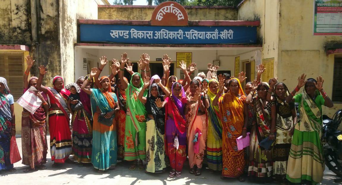 शौचालय व प्रधानमंत्री आवास न मिलने से नाराज महिलाओं ने विरोध प्रदर्शन कर सौंपा ज्ञापन | New India Times