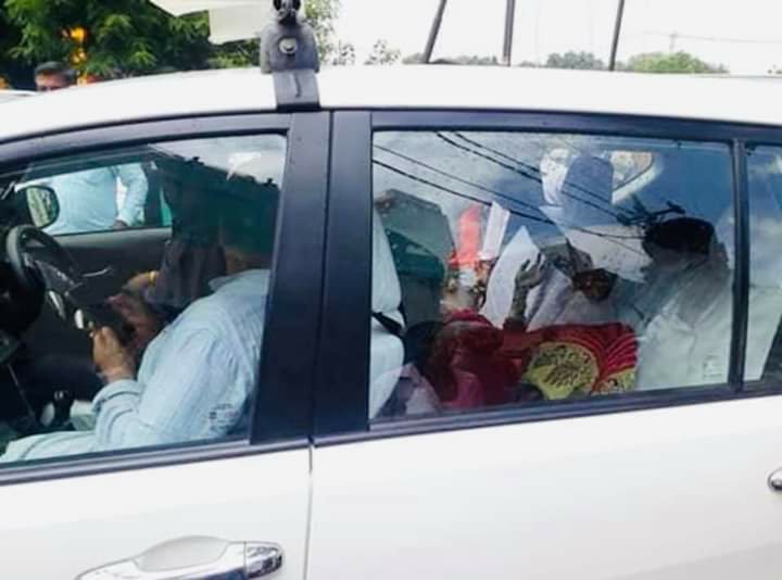 घायल महिला को मंत्री श्री तोमर स्वयं अपनी गाड़ी में लेकर पहुंचे अस्पताल | New India Times