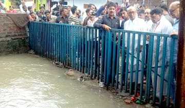 वर्षा प्रभावित गरीब बस्तियों में पहुंचे पूर्व मुख्यमंत्री दिग्विजय सिंह व जनसम्पर्क मंत्री श्री शर्मा, प्रभावित परिवारों को तुरंत राहत और राशन उपलब्ध कराने के दिए निर्देश | New India Times