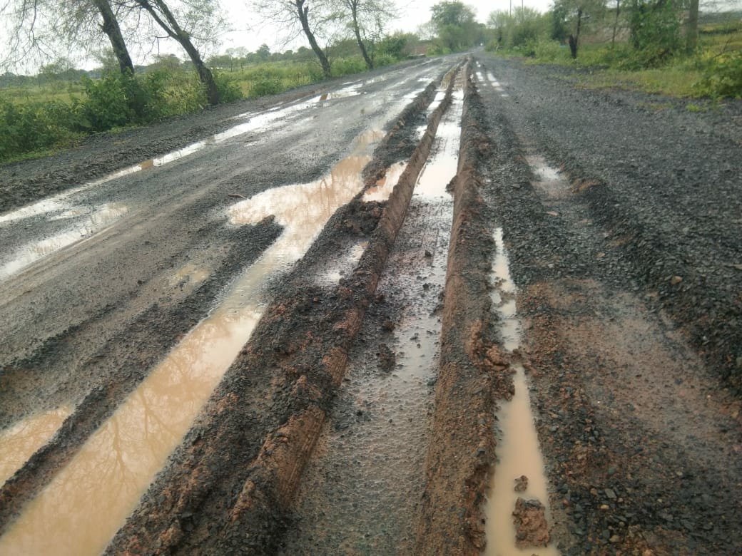 सड़क निर्माण में देरी से रास्ता कीचड़ में तब्दील, आये दिन हो रही हैं दुर्घटना, पी.डब्लू.डी. प्रशासन बना हुआ है मौन | New India Times