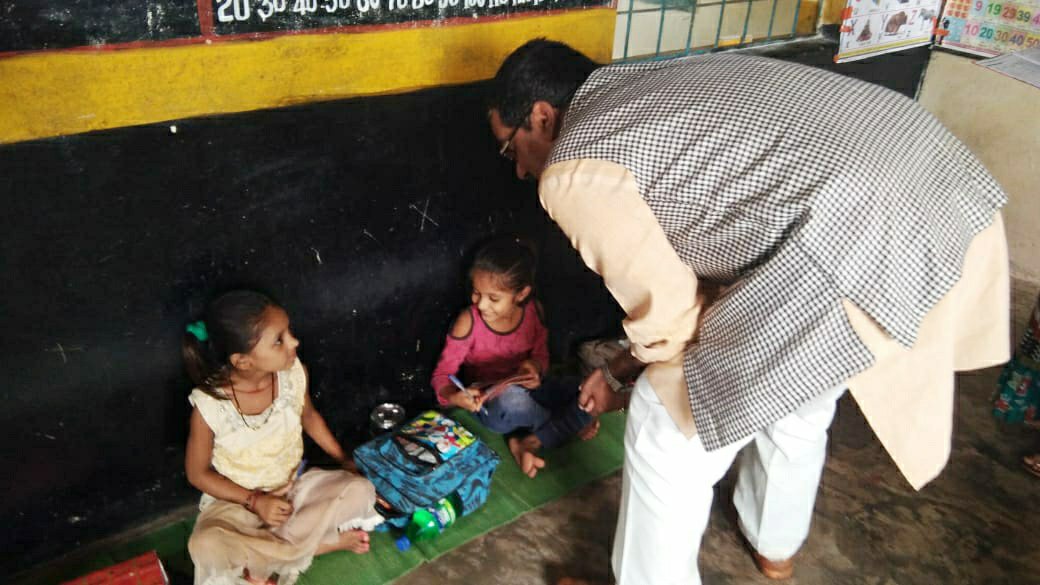 केबिनेट मंत्री हर्ष यादव ने किया देवरी विकासखंड के शासकीय प्राथमिक एवं माध्यमिक शालाओं का औचक निरीक्षण, मीनू के अनुसार नहीं मिला भोजन, बच्चों से बर्तन मंजवाने पर लगाई फटकार | New India Times
