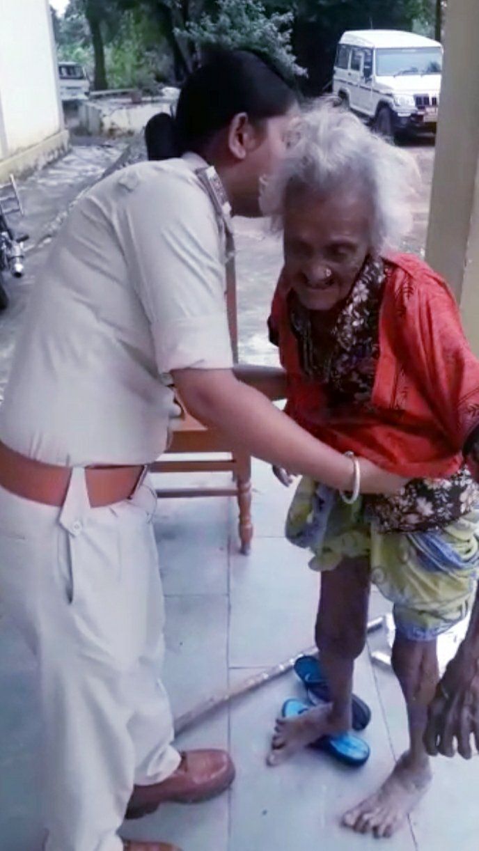 परिजनों ने बुजुर्ग महिला को घर से निकला तो थानेदार ने लगाया गले, भावुक होकर फूट फूट कर रोई महिला, मगरोंन थाना प्रभारी श्रध्दा शुक्ला ने पेश की इंसानियत की मिसाल | New India Times
