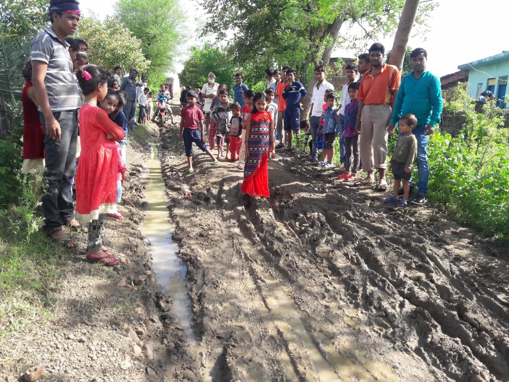 ग्राम पंचायत खमरिया में लगभग 25 वर्षों से शासन की योजनाओं से वंचित हैं ग्रामीण, बरसात में हर वर्ष रास्तों पर फैला हुआ रहता है कीचड़ | New India Times