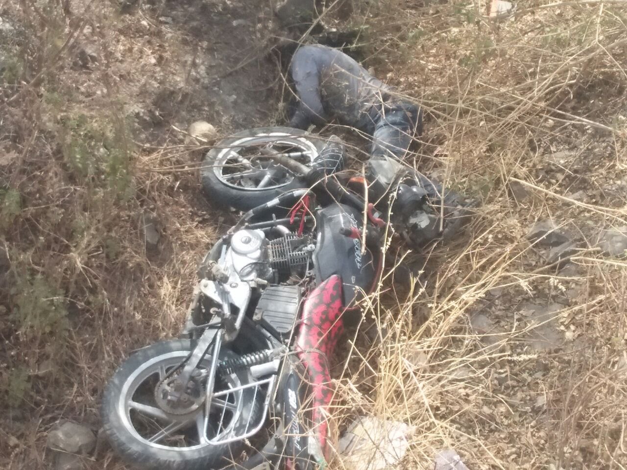 मोटरसाइकिल अनियंत्रित होकर गिरी खाई में, 1 की मौत, 1 घायल | New India Times