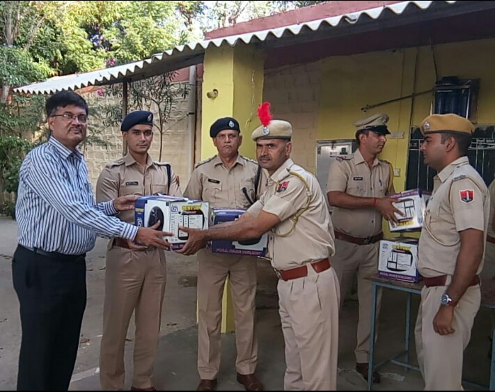 सड़क सुरक्षा अभियान के तहत पुलिस अधीक्षक श्री मृदुल कच्छावा ने अनूठा प्रयोग करते हुए कलेक्टर के साथ पुलिस कर्मियों को किया हेल्मेट वितरित | New India Times