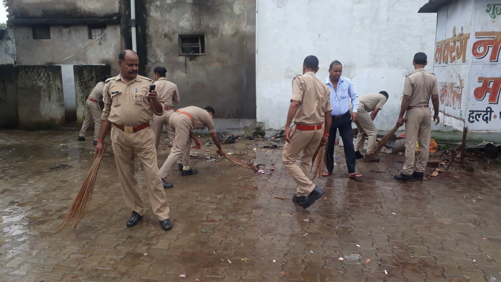 गांधी जयंती पर पुलिस कर्मियों ने किया रामलीला मैदान में साफ-सफाई | New India Times