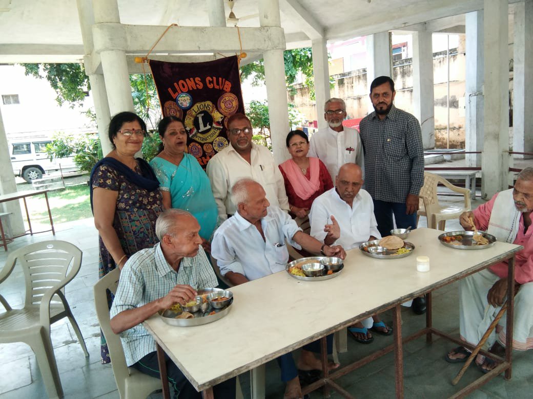 वृध्दाश्रम में निवासरत वृध्दों को लायंस क्लब बुरहानपुर की ओर से हाथ से बना भोजन कराया गया | New India Times