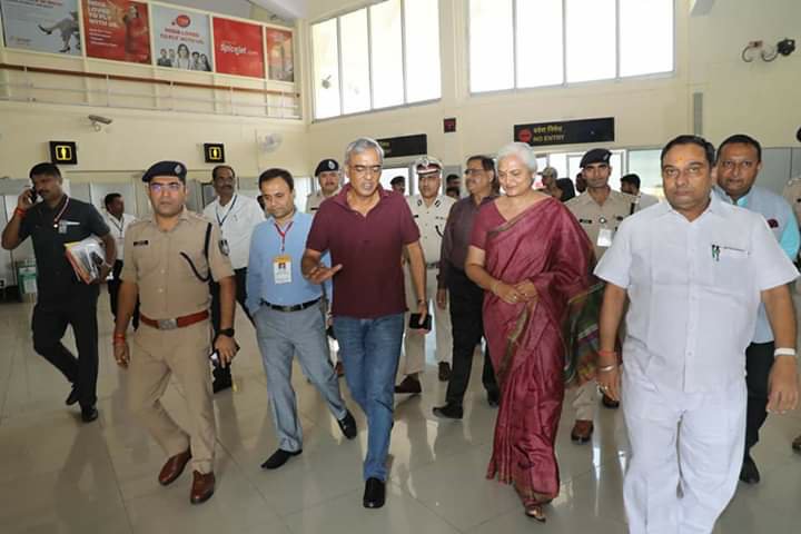 मुख्य सचिव श्री एस आर मोहंती के ग्वालियर आगमन पर विमानतल पर प्रशासनिक अधिकारियों ने की अगवानी | New India Times