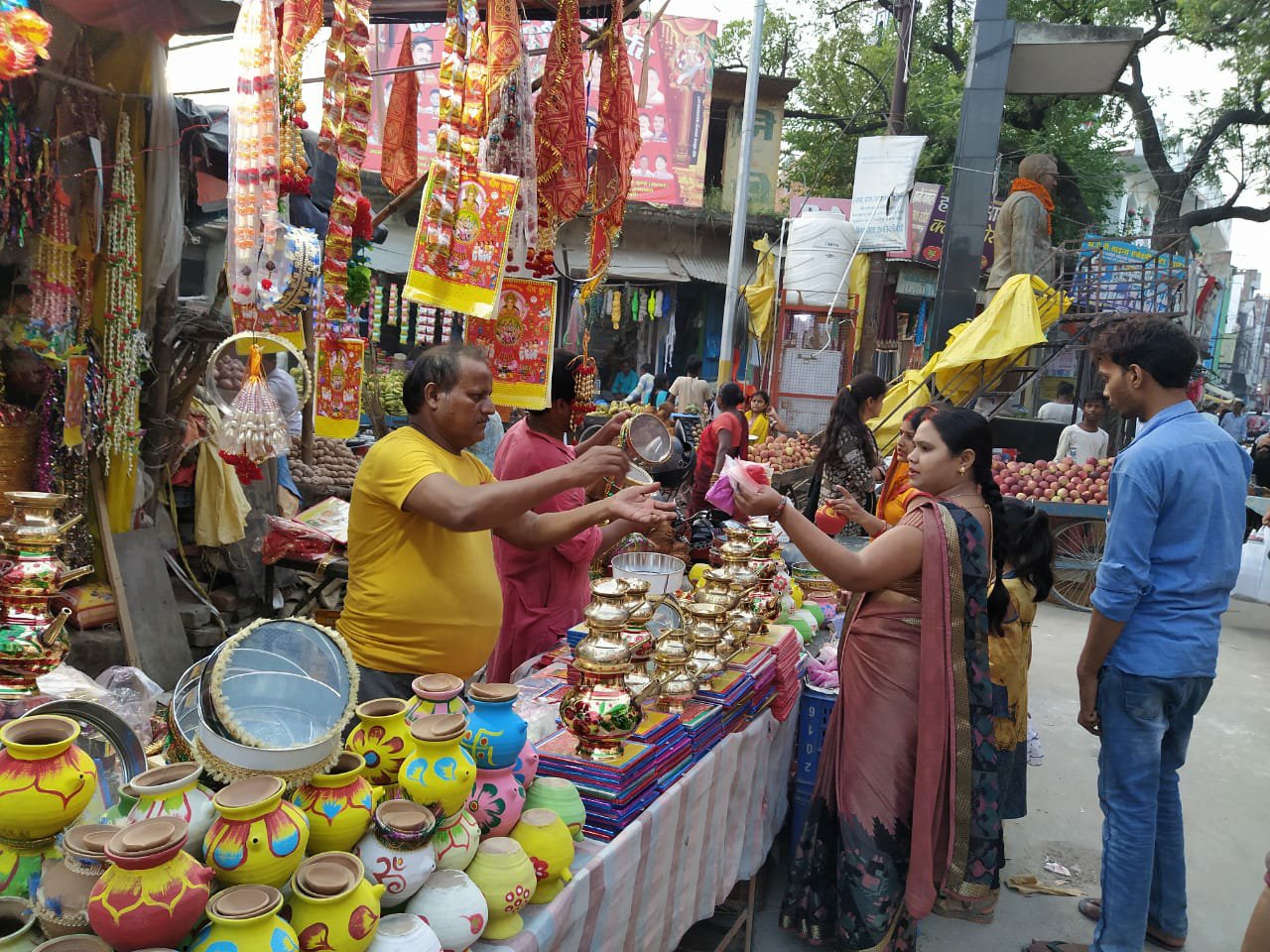 करवा चौथ पर्व को लेकर सजी दुकानें, दुकानों पर खरीदारी के लिए दिखने लगी है महिलाओं की भीड़ | New India Times