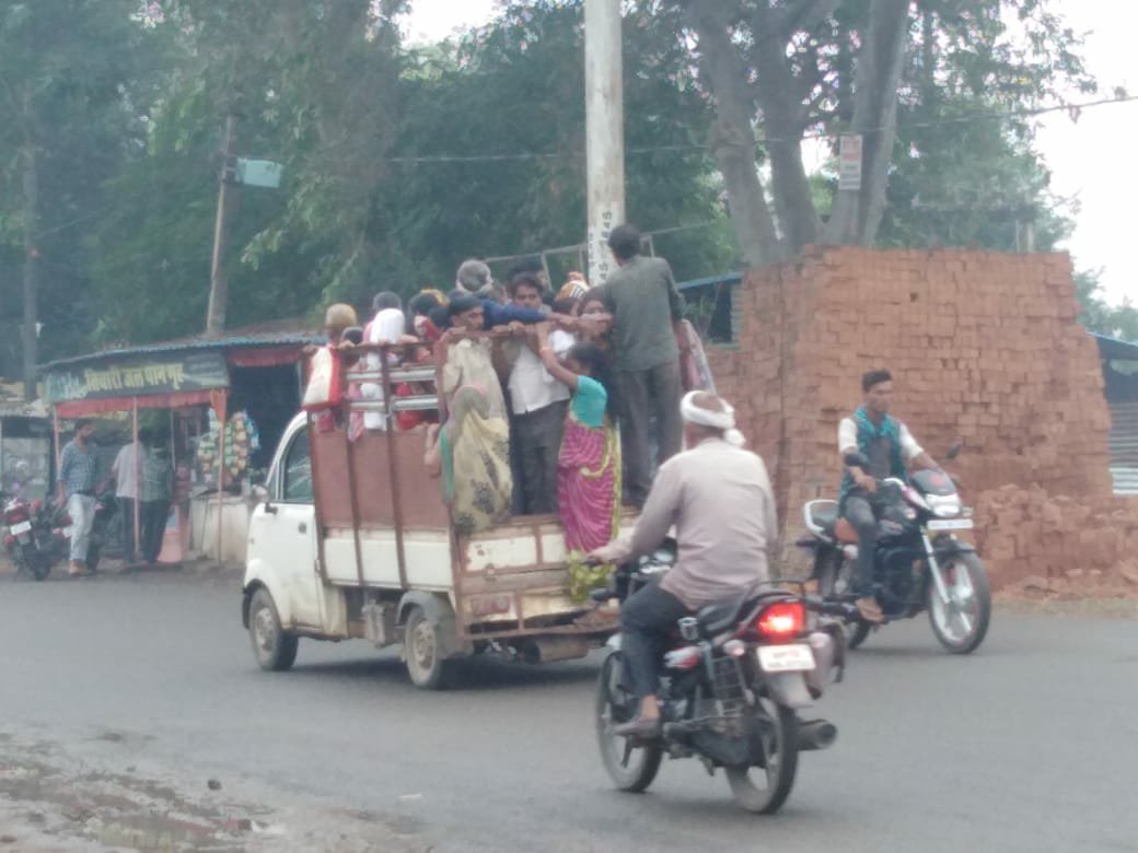 देवरी शहर में इन दिनों खुलेआम सड़कों पर दौड़ रहे हैं ओवरलोड वाहन, प्रशासन नहीं करता है कोई कार्रवाई | New India Times